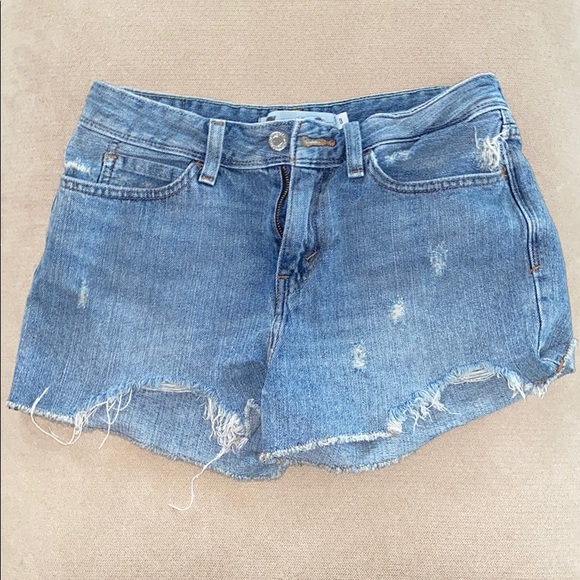 Levi’s High Rise Short - Picture 2 of 2